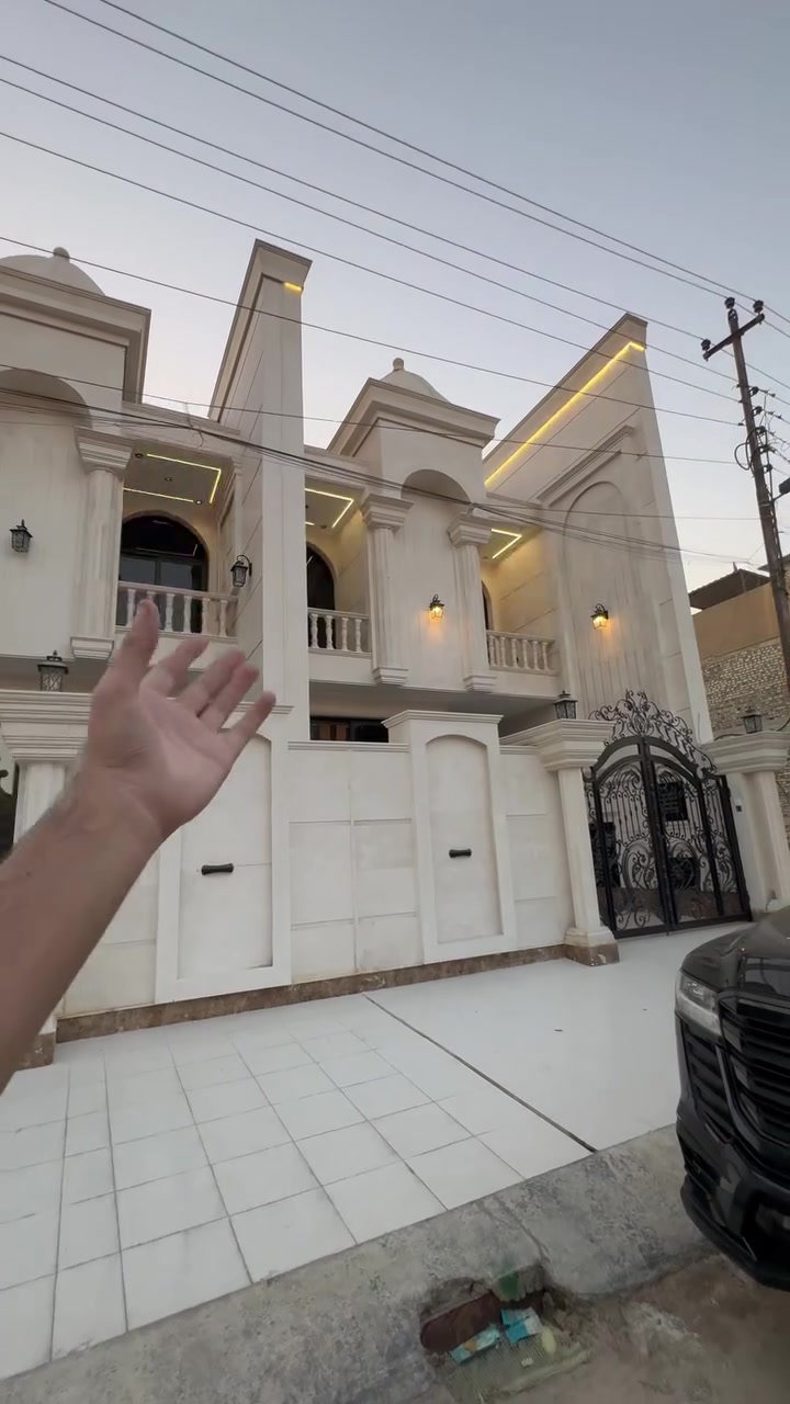 🏠 تونات للبيع – شارع النخل

📐 مساحة العقار: 150 م²
📏 الواجهة: 6 م
📍 الموقع: شارع النخل، على شارع بعرض 30 م – موقع مميز جداً

🏡 محتويات العقار:

🔹 الطابق الأول:
• مدخلين
• صالة
• مطبخ
• هول
• حوش واسع
• غرفة نوم

🔹 الطابق الثاني:
• غرفتان نوم
• خدمتان صحيتان

🔹 الطابق الثالث:
• غرفتان نوم
• خدمة صحية واحدة

✨ مواصفات العقار:
• واجهة ملكية مغلفة بأجود أنواع المرمر
• منطقة دبل ڤاليوم وسط الهول بارتفاع 7 م
• ارتفاع سقف الغرف وباقي المحتويات 3.75 م
• تشطيب درجة أولى وبأعلى المواصفات
• المطبخ مغلف بألواح بورسلين كبيرة الحجم
• تصميم وتشطيب راقٍ مع الاهتمام بأدق التفاصيل

📞 للاستفسار عن سعر العقار وكافة تفاصيله، يرجى الاتصال على:
***********
