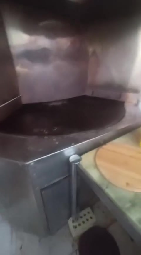 سلام عليكم 
 للبيع فرن دوار ايراني قياس كبير مترين يسوي عيش مصري خبز فطائر لحم بعجين بيتزا كاتم مابي اي صوت من يفتر الفره مالته حلوه يصرف ٢ امبير دراجه أولى الستواء مالته واحد دابيع لان صار عندي ضرف  مكانه بغداد الجزيره السياحيه ***********
