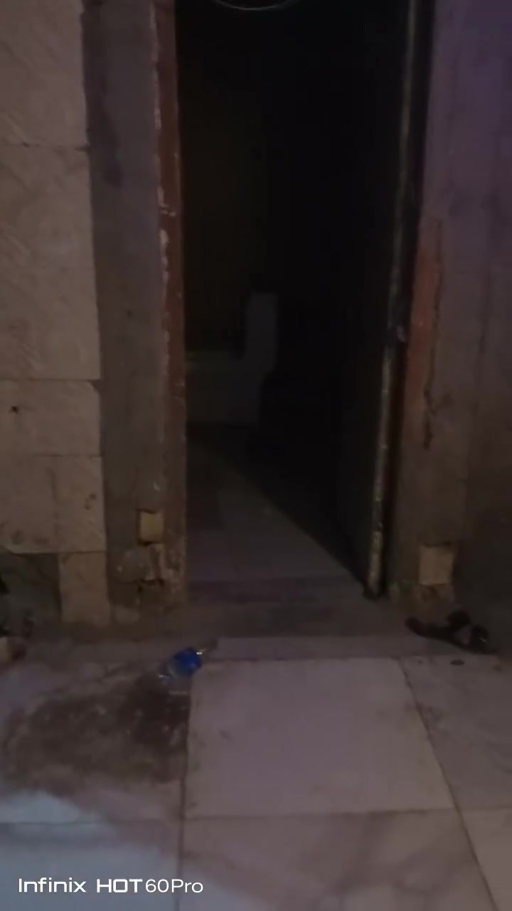 سلام عليكم عندي بيت البيع حي الفرات يم طاقه كوريه  مساحه 150 متر  بي غرفتين صاله ستقبال مناور مطبخ صحيات طارمه  سند 25سعر 15  الاتصال عل رقم ***********

