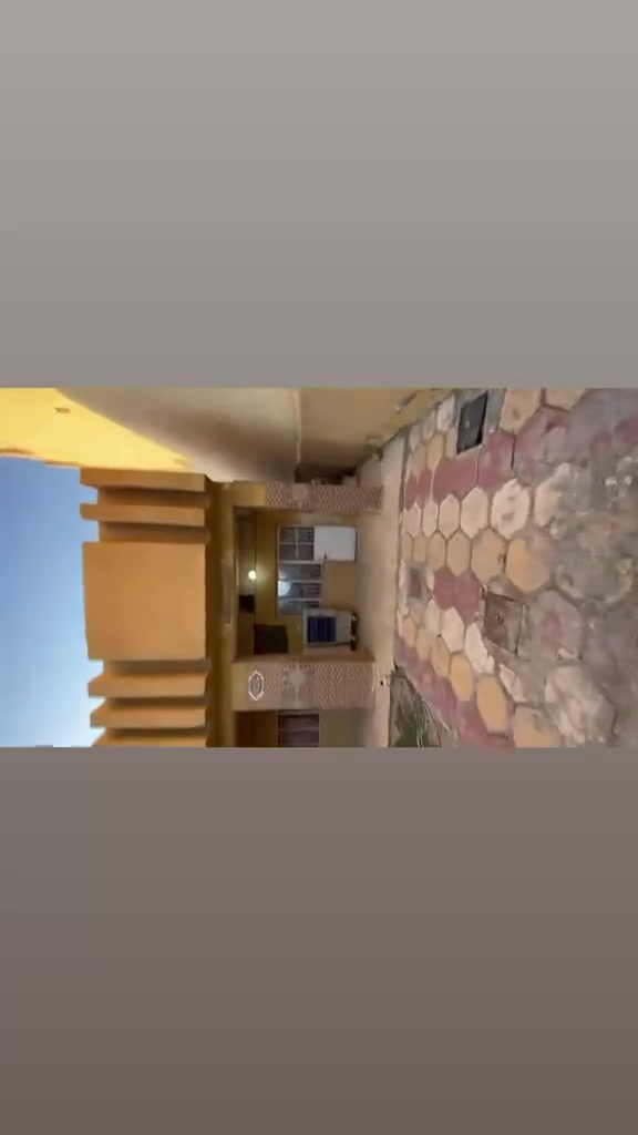 دار للبيع طويريج / حي الضباط : المساحه 450,الواجه 16 رابع فرع مجاور ارئد ابو النفط البيت يحتوي على أربع غرف نوم الغرفه الرابعه في الطابق الثاني مع  سويت كامل و 3 غرف نوم +استقبال + مدخل + هول صحيات عدد 3 الطابق الارضي . كراج كبير يتسع لسارتين حديقه كبيره طابو صرف الاستفسار اكثر اتصل ع الرقم واتساب او اتصال ‏‪***********‬‏
