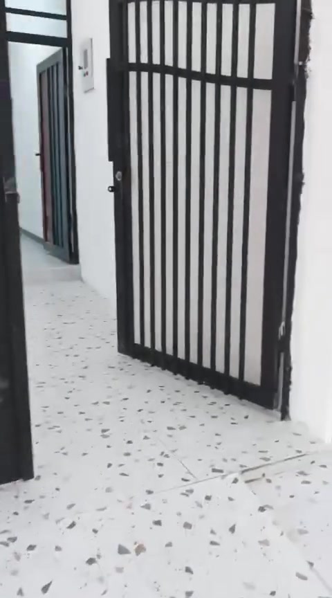 السلام عليكم عندي دار للبيع مساحته 100 الموقع حي بدر فرع مول حسين يم ماركه معتز بيت صفر دكتات سغف ثانويه سعره 35 وبي مجال قليل***********
