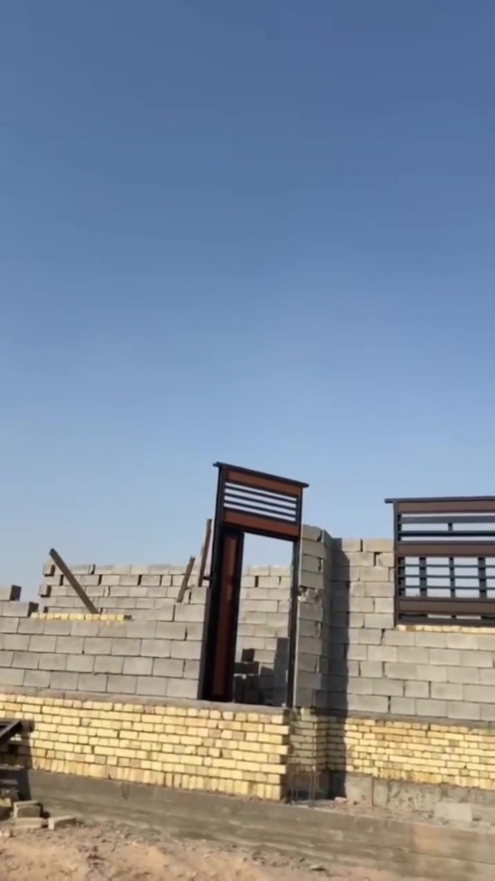 دار للبيع في الحوطة . طابو زراعي موجود نسخة من الطابو مساحة 150 بناء هيكل واصل الرباط الواجهة عشرة متر و النزل 15 الشارع 10 متر بناء بلوك والبتلو  طابوگ عمارة البناء شخصي 
غرفتين وهول واستقبال ومطبخ وصحيات داخلية وخارجية
السعر ٤٠ مليون للتواصل ***********
