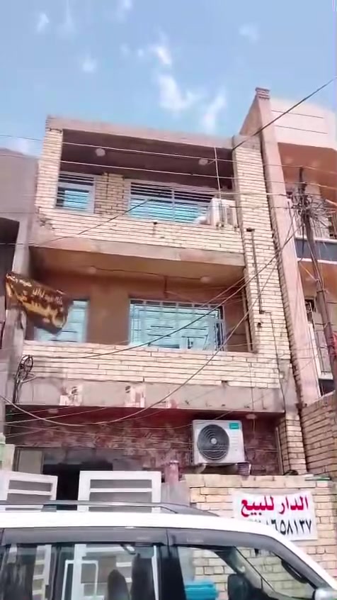 السلام عليكم  
بيت للبيع 74متر والواجهه 5طابو صرف يحتوي 3طوابق 
الطابق الارضي صاله كبيره. ومطبخ وصحيات ومخزن 
والطابق الثاني غرفتين ومخزن
الطابق الثالث غرفه سويت. مع السطح 
 الشارع عرضه 10 
العنوان الامين الثانيه 
حي النفط شارع المركز شرطه الامين 

‭***********‬
