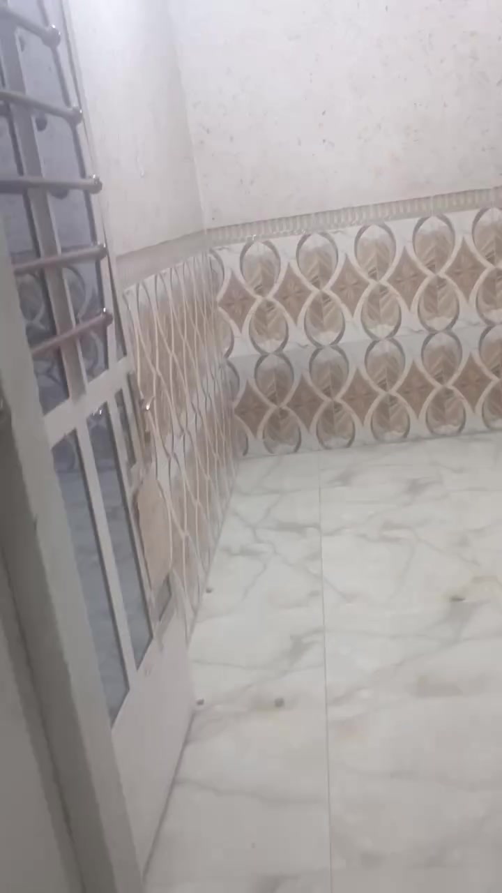 خاص او واتساب لطفا لطفا لا ترسل على فيسبوك اتصل  وتساب عن السعر انسان حقيقي يتصل هو من يسعى لا ترسل وتسال عن السعر السعر عل فيسبوك  فقط خاص او واتساب لطفا
***********
مشتمل للبيع م 52.5م نزال 10.5م واجه 5م موقع كم ارمن قرب تانكي باب الشرجي فرغ نظيف جدا سعر مناسب طابو صرف تفيد عائله صغيره لاتصال على رقم ***********
