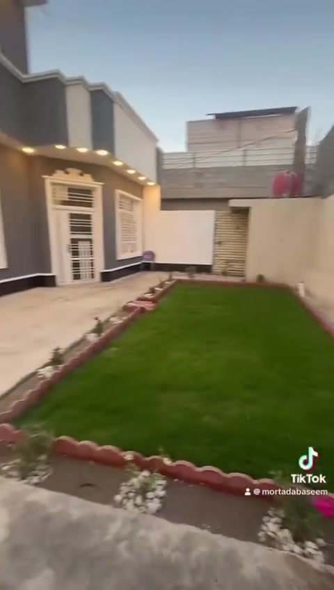بيت للبيع 200 متر بناء طابوگ
بناء درجة اولى 
غرفتين + غرفة سويت 
مطبخ 
استقبال 
حمام داخلي 
حمام طابق ثاني 
حمام خارجي

السعر 200 مليون 

منطقة هورجب خلف المدارس -شارع فاروق المصور 

 للاستفسار ***********
