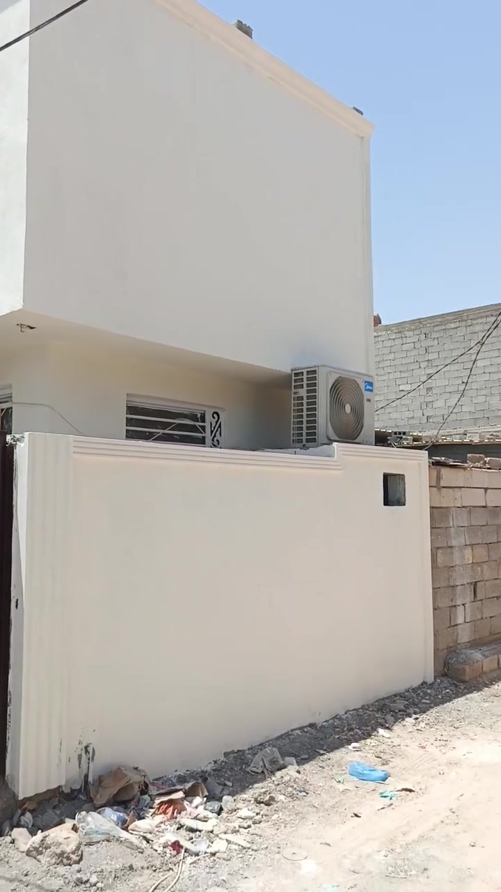 بيت للبيع المساحة 100 م طابقين يحتوي على 4 غرف نوم واستقبال وصالة ومطبخ وصحيات عدد 2 داخلي وخارجي مناور 2 منطقة حي الرباب مقابل جامعة العميد وكلية طب الاسنان جديده طريق كربلاء طويريج قريب طريق الزوار منطقه سكنية سعر 58 الاتصال ***********
