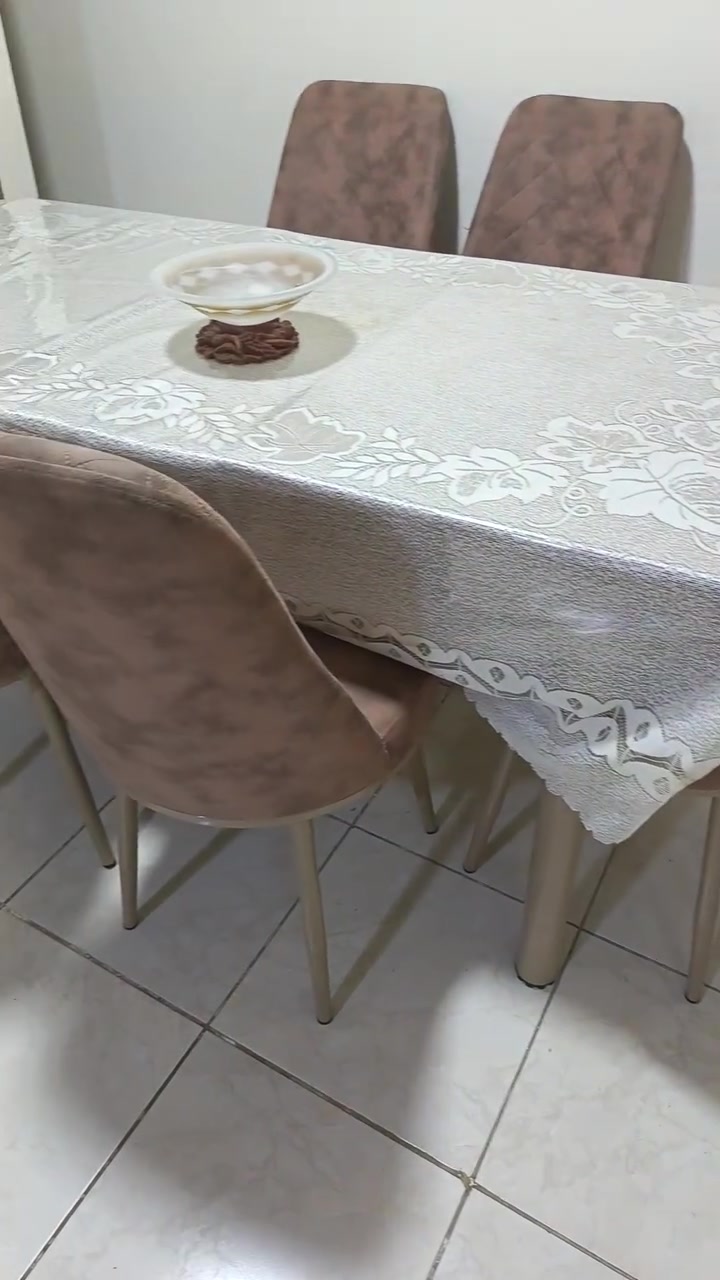 ديوان ١٠ مقاعد جيد جدا ومخزن داخل المقعد مع ميز أكل و٦ كراسي قابل للتكبير والتصغير ب٦٠٠ الف عراقي مع الستائر ب٧٥٠ الف دينار الاتصال عل الرقم ***********
