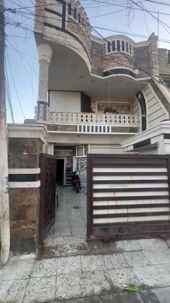 #ابوزهراءالطائي #للعقار
#عباس#الملحاني #للعقار

دارللبيع🏠
150 متر (6*25) في منطقة تراث الشرطه الخامسه 
الطابق الارضي مدخلين 
استقبال ومطبخ وهول داخلي و2غرف نوم وخدمات داخليه وخارجيه 

الطابق الثاني 2غرف نوم سويتات 
بناء بعد 2013بيت نضيف والمربع البي البيت مرتب 

سعر البيت 175 قفل 

 للاستفسار ***********(عباس الملحاني)☎️

