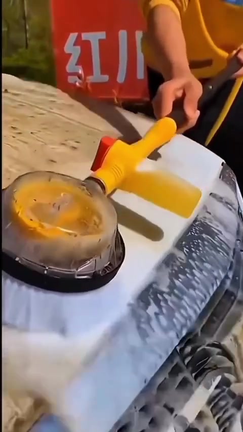 وصل حديثاً 🆕🔥
فرشاة تنظيف دوّارة تعمل بالماء مع خزان منظف وعصا إطالة
الاستخدامات
تنظيف السيارات من (الخارج،الهيكل الزجاج، الجنوط).
تنظيف النوافذ والواجهات الزجاجية.
تنظيف البلاط والسيراميك والجدران.
مناسبة لتنظيف الأسطح الخارجية والأسوار.
مثالية للأماكن المرتفعة أو البعيدة بفضل عصا الإطالة.
يمكن استخدامها بالماء فقط أو بالماء مع المنظف
المميزات
تعمل بقوة ضغط الماء فقط بدون كهرباء أو ماكينة ضغط.
فرشاة دوارة تلقائيًا عند مرور الماء لفعالية تنظيف أعلى.
قطر الفرشاة 14 سم لتغطية مساحة تنظيف أكبر.
عصا إطالة بطول 100 سم للوصول السهل للأماكن العالية.
خزان منظف مدمج مع مفتاح تحكم بثلاث وضعيات
ماء فقط
ماء + منظف
. إيقاف المنظف
رأس فرشاة ناعم من ألياف مايكروفايبر ينظف بدون خدش إمكانية فصل خزان المنظف واستخدامها كرأس ماء عادي.
سهلة التركيب على خرطوم الماء المنزلي.
خفيفة وعملية للاستخدام اليومي.
يوجد توصيل لجميع المحافظات العراق بي5الف وبغداد بي 3الف
بسعر 15 الف فقط