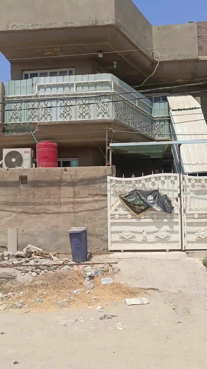 سلام عليكم 
بيت 120متر طابقين 
طابق الاول غرفه نوم 
استقبال واكلدور مفتوح على بعض
تواليت داخلي وخارجي 
حمام
مناور ثنين
طابق الثاني غرفتين 
كبيره وصغيره كلدور 
حمام تواليت 
الاستفسار الاتصال على 
***********
حي المعرفه الاولى 
قرب مدرسة الوارث
