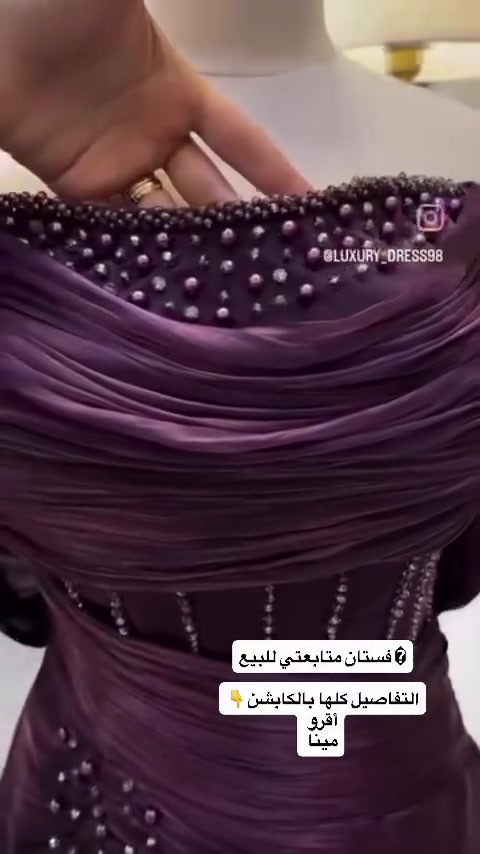 عيوني، هذا فستاني ملبوس ساعتين فقط. قياسه ٤٤، قالبه ناعم. أنا وزني ٦٣. الفت عليه سعر الشراء ٣٠٠ وسعر البيع ٢٠٠. المهتمة تراسلني على fjer76@ او على الرقم  ***********
@fjer76

نص مكتوب في الصور:
- @LUXURY_DRESS98
- فستان متابعتي للبيع ❓
- التفاصيل كلها بالكابشن 👇
- أقرو
- مينا