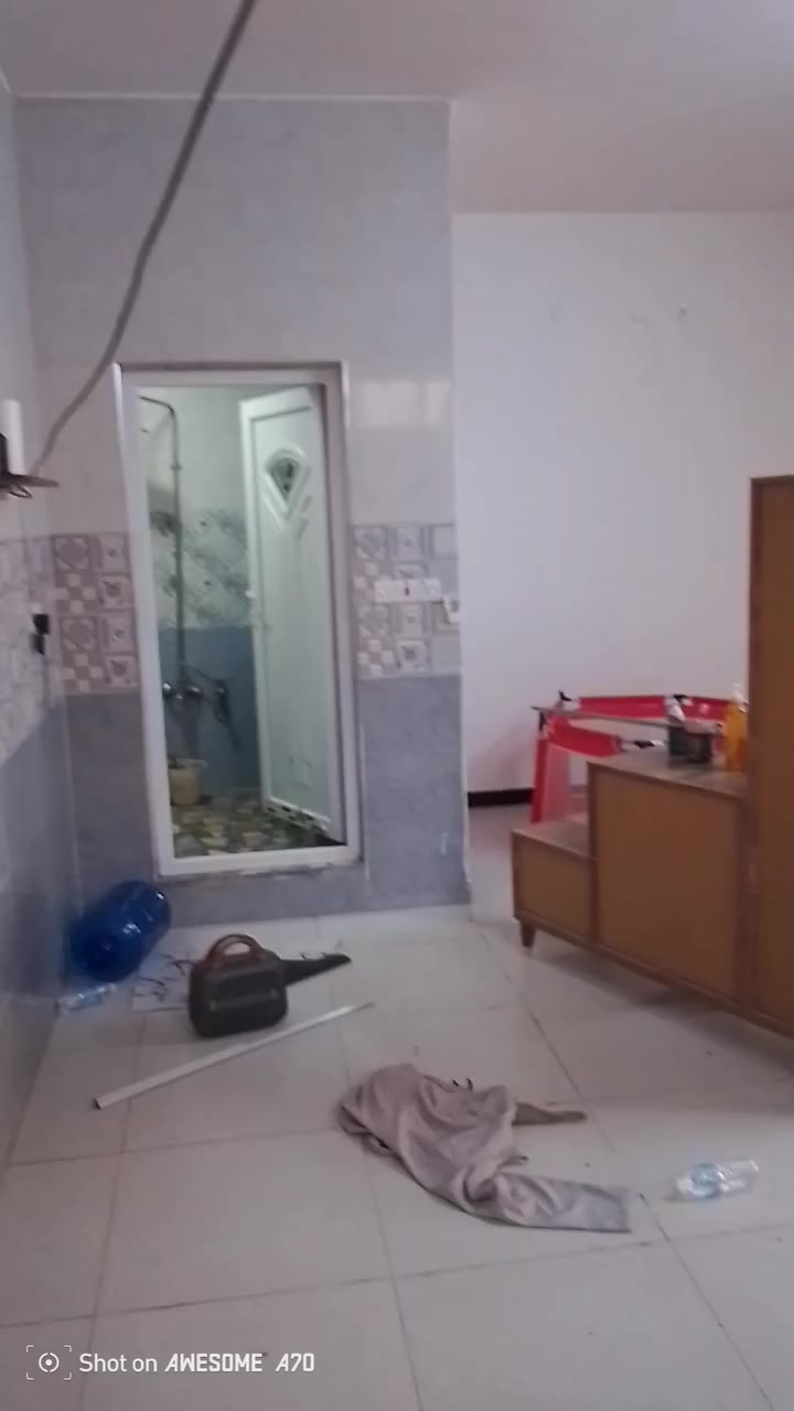 السلام عليكم شقة لليجار غرفتين وصاله ومطبخ وحولي وحمام طابق أول 500 علي صالح***********
