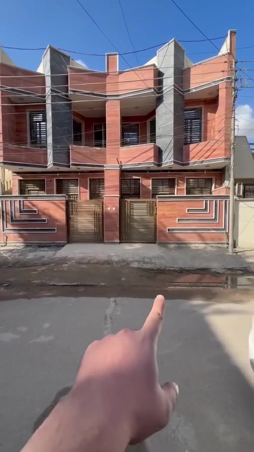 #للبيع في 📍 حي التعليم قرب العمارات الكويتية

مشتملات عدد (2)، مساحة كل مشتمل 100م
الواجهة 5م × النزال 20م

الطابق الأول: صالة، مطبخ، حولي، غرفة نوم، خدمات ومنور.
الطابق الثاني: غرفتا نوم وخدمات.

بناء حديث وقريب من جميع الخدمات.
نستقبل كافة العروض التجارية والسكنية داخل بغداد.

للاستفسار:
📱 ***********
📲 ***********

واتساب
مكتب الاختيار / شارع 40 / كفاءات السيدية

#عقارات_بغداد #حي_التعليم #السيدية #للبيع
