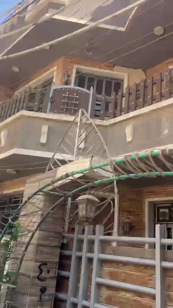 يالله سلام عليكم 

*

🏠🌟 *دار للإيجار - 100م² - VIP مجهز بالكامل* 🌟🏠
📍 *الدورة - شارع أبو طيارة - شارع الليمونة* 📍

━━━━━━━━━━━━━━━━━━━

📏 *المساحة :* 100 متر مربع

🌿 *التقسيم الراقي :*
🚪 مدخلين منفصلين
🌳 حديقة خارجية صغيرة + طرمة استقبال

🏛️ *التفاصيل :*
⬇️ *الطابق الأرضي :*
🛋️ صالة استقبال واسعة
🍳 مطبخ مودرن راقي
🚿 خدمات + حمام

⬆️ *الطابق الثاني :*
🛏️🛏️ غرفتين نوم شرحات
🚿 خدمات

━━━━━━━━━━━━━━━━━━━

✨✅ *مجهز بالكامل - فول مواصفات :*
🪑🍽️ أثاث مطبخ كامل درجة أولى
📹🎥 منظومة كاميرات مراقبة حديثة
❄️❄️ سبالت بكل الغرف
💧 ماطور ماء أصلي
🔥 سخان مركزي
💡⚡ كهرباء + سحب 24 ساعة واصل

━━━━━━━━━━━━━━━━━━━

📍📌 *العنوان الذهبي :*
الدورة 📍 شارع أبو طيارة 📍 شارع الليمونة - منطقة هادئة وعوائل راقية

💰💵 *الإيجار : 700 ألف دينار فقط*
👨‍👩‍👧‍👦 *للعائلة الكريمة فقط* 🙏

📲💚 *للحجز والمعاينة - واتساب فقط :*
*************
*👤 علي العامري | 

---
