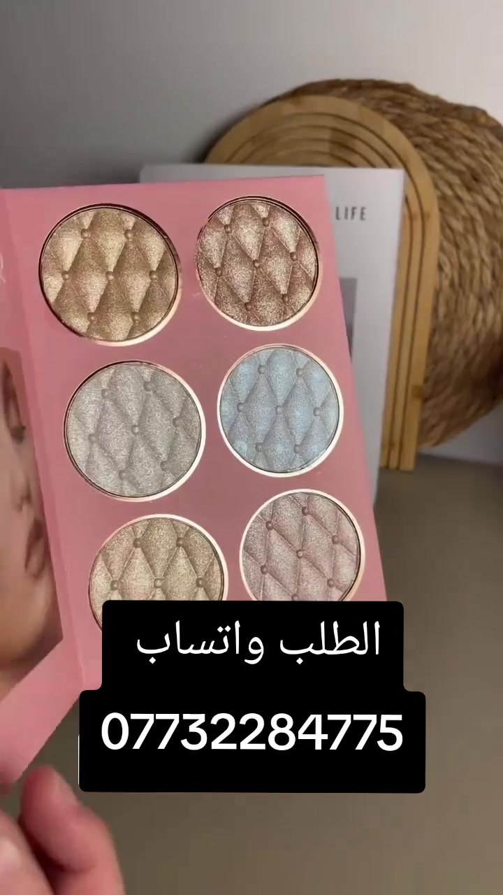 باليت مكياج
 يأتي بتصميم دفتري أنيق
 يحمل شعار "CK".الباليت
 متوفر بألوان
 وردية وذهبية، ويحتوي على درجات ظلال عيون ترابية، 
هايلايتر، بلشر، وكونتور.يتميز التصميم بأنه متكامل وعملي، يشبه الكتب الفاخرة، ومناسب للاستخدام اليومي والمناسبات.
