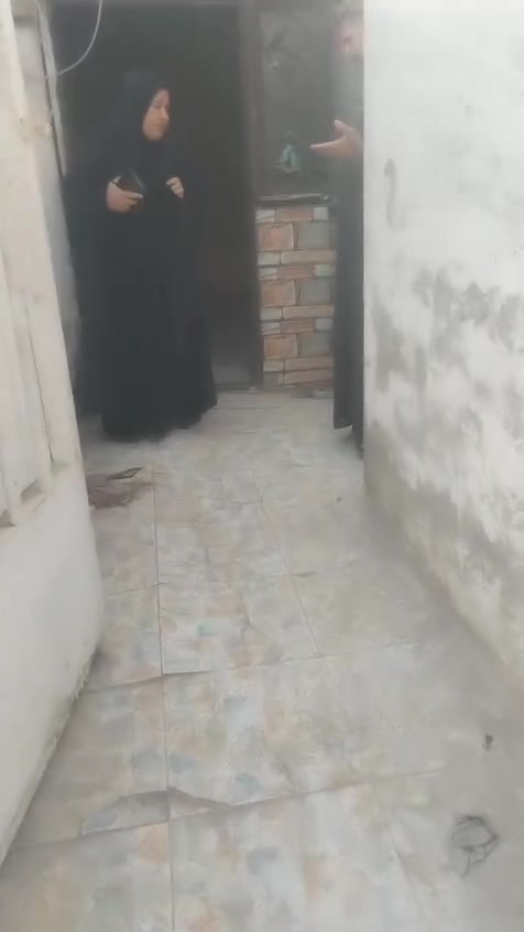 السلام عليكم اخوان بيت جاري للايجار بل نواب قريب على شارع العام يم اسواق رقيه طرمه اصغيره مع حمام وتواليت مشترك ومطبخ وغرفه وفوك غرفه سندويش مال عائله اصغيره الي يحب يجي يشوفه وهذا رقمي***********
