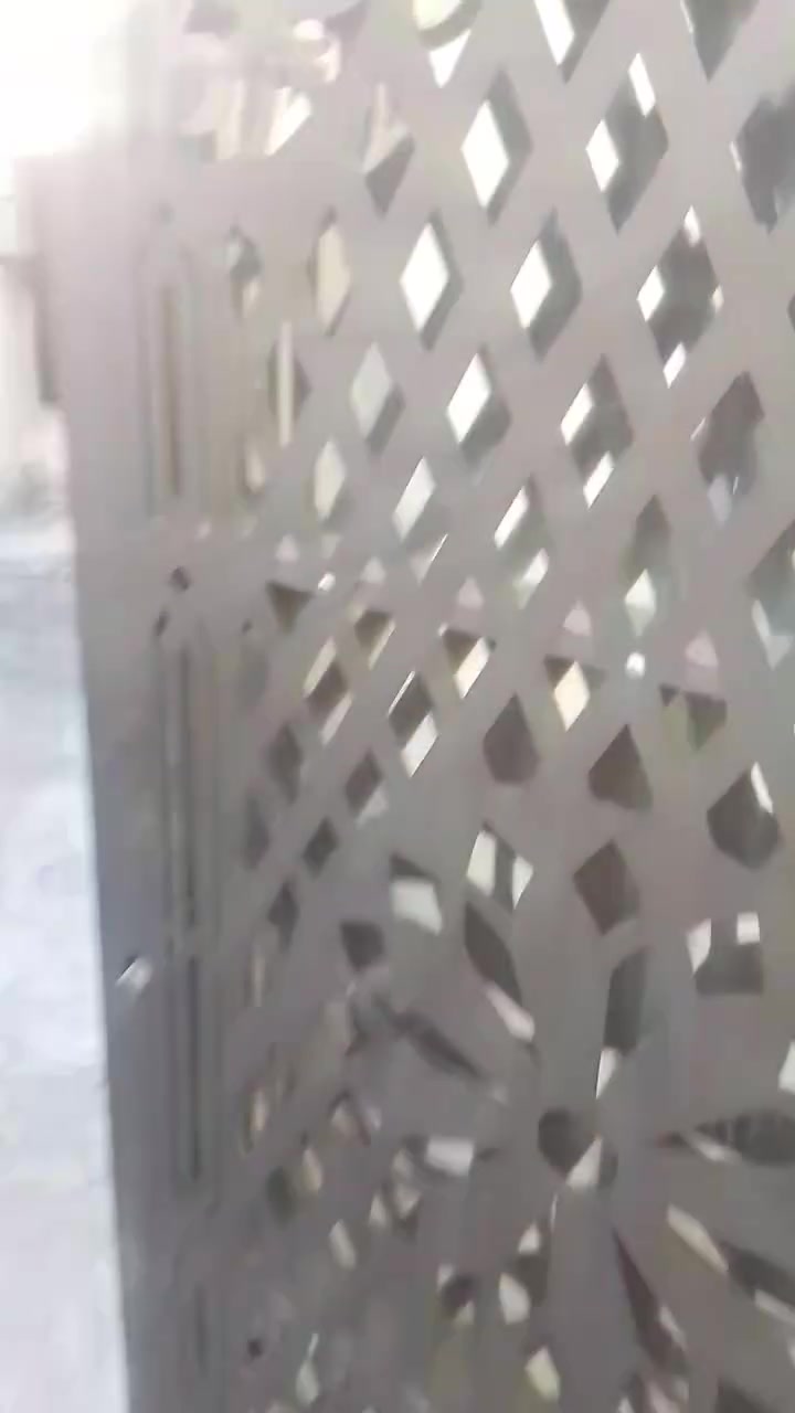 السلام عليكم دار بالديه للبيع طابق ونصف  توجد معامله واصله للتقيم المساحه 240م ركن كربلاء حي العسكري قطاع 15 يتكون الأرضي 2 نوم صاله استقبال هول مطبخ وخدمات البناء طابوك سكف عكاده الارضيه بورسلين الطابق الثاني غرفة نوم منطقه متكاملت الخدمات/ *********** / ***********
