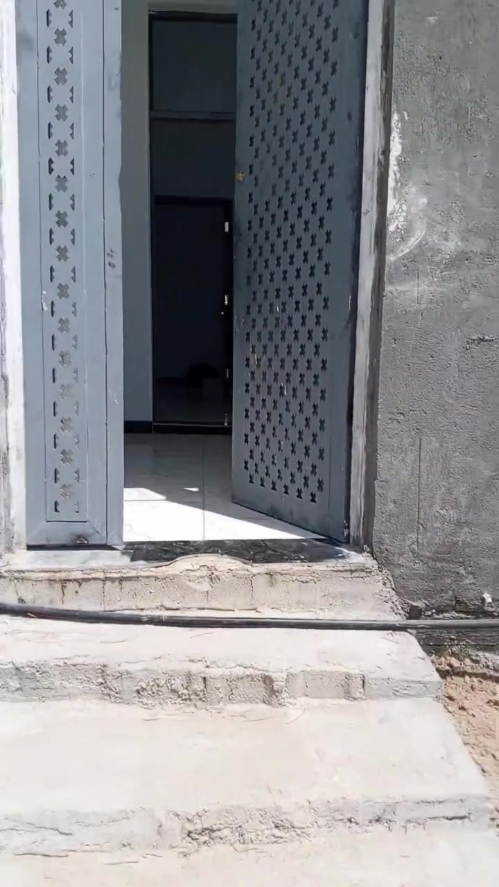 بيت زراعي مساحه ١٠٠ متر جربوعيه الثانيه قرب المستشفى الالماني اقرار محكمه يتكون من غرفتين كبار وصاله ومطبخ وبراني وصحيات البناء سنه ٢٠٢٥ جديد ونضيف بيع مستعجل السعر ٤٠ للاستفسار ***********
