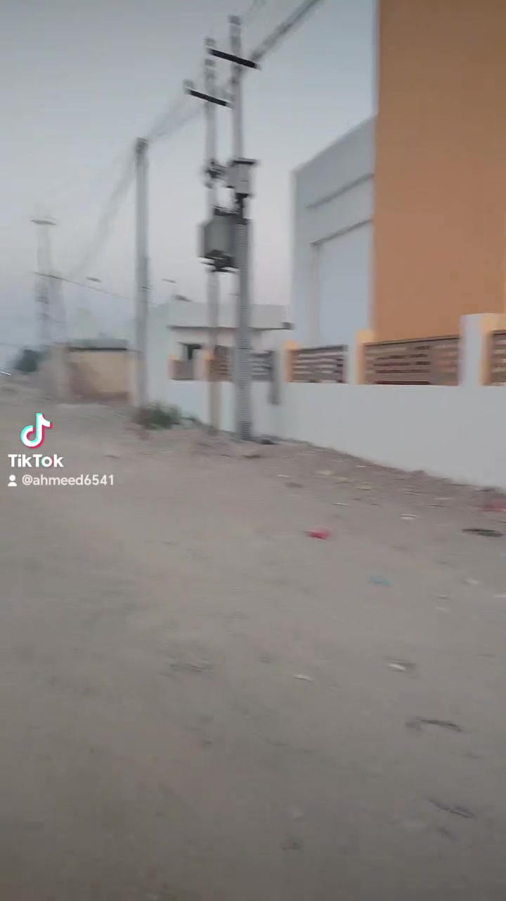 السلام عليكم بيت جديد بالبحث والتطوير 
قرب المدرسة الصينية 
ومدرسة عراق المحبه  
شارع ٢٠ 
مساحة ١٧٥ 
واجهه ٩ 
بناء طابوق 

الاتصال ***********
***********
