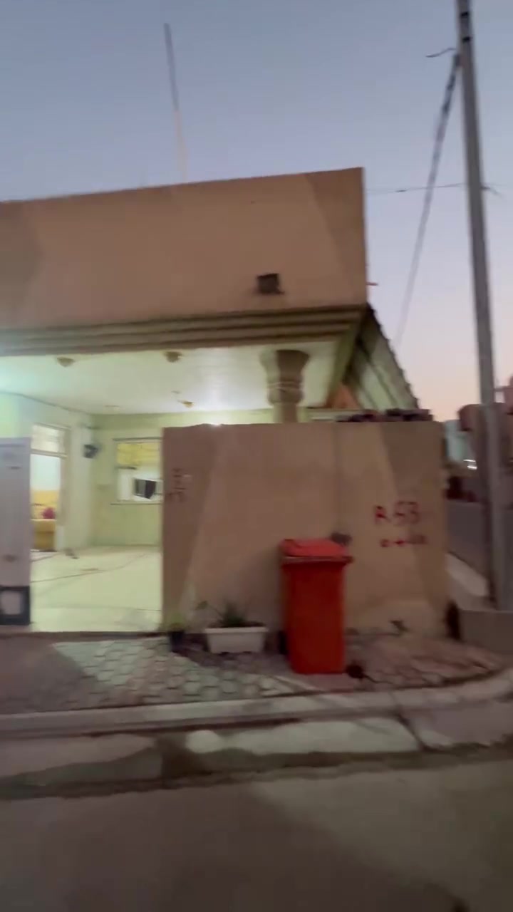 السلام عليكم

البيت للبيع الموقع حي الرياض خلف البريد بيت ركن مساحته ١٦٥ م طابو زراعي طابق واحد البيت جاهز من كلشي مثل ما موضح بالفديو سعر البيت مناسب اي استفسار اتصلوا بالارقام الموجوده وبيكم خير وتدللون 
***********
***********
