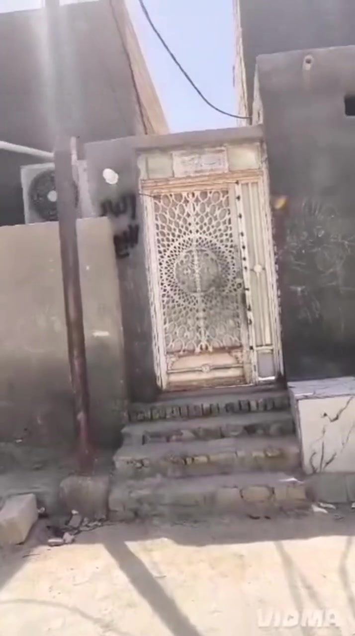بيت للايجار بلاسكان الصناعي النزله الثالثه يم مدرسة الحمزه ميت متر الدربونه متر ونص بي غرفه جبيره فوك وجوا غرفه وصاله واستقبال ومطبخ وحمام وصحيات السعر  ٣٥٠للاستفسار ***********
