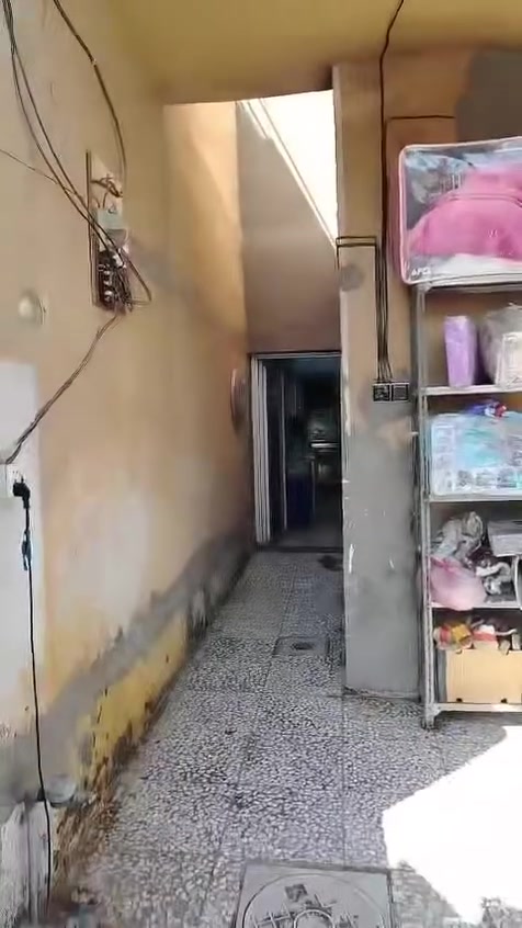 بيت المساحه ٧٥ متر بس واقع حال ٩٠ متر منطقه ال٤٠٠٠ خلف جامع الصادق ومشتشفى الأسنان السعر ٦٠  وبي مجال غرفه فوك وغرفتين جوه طابق ونص البيت مقابيله شارع فرعي يعني حرف تي ***********
