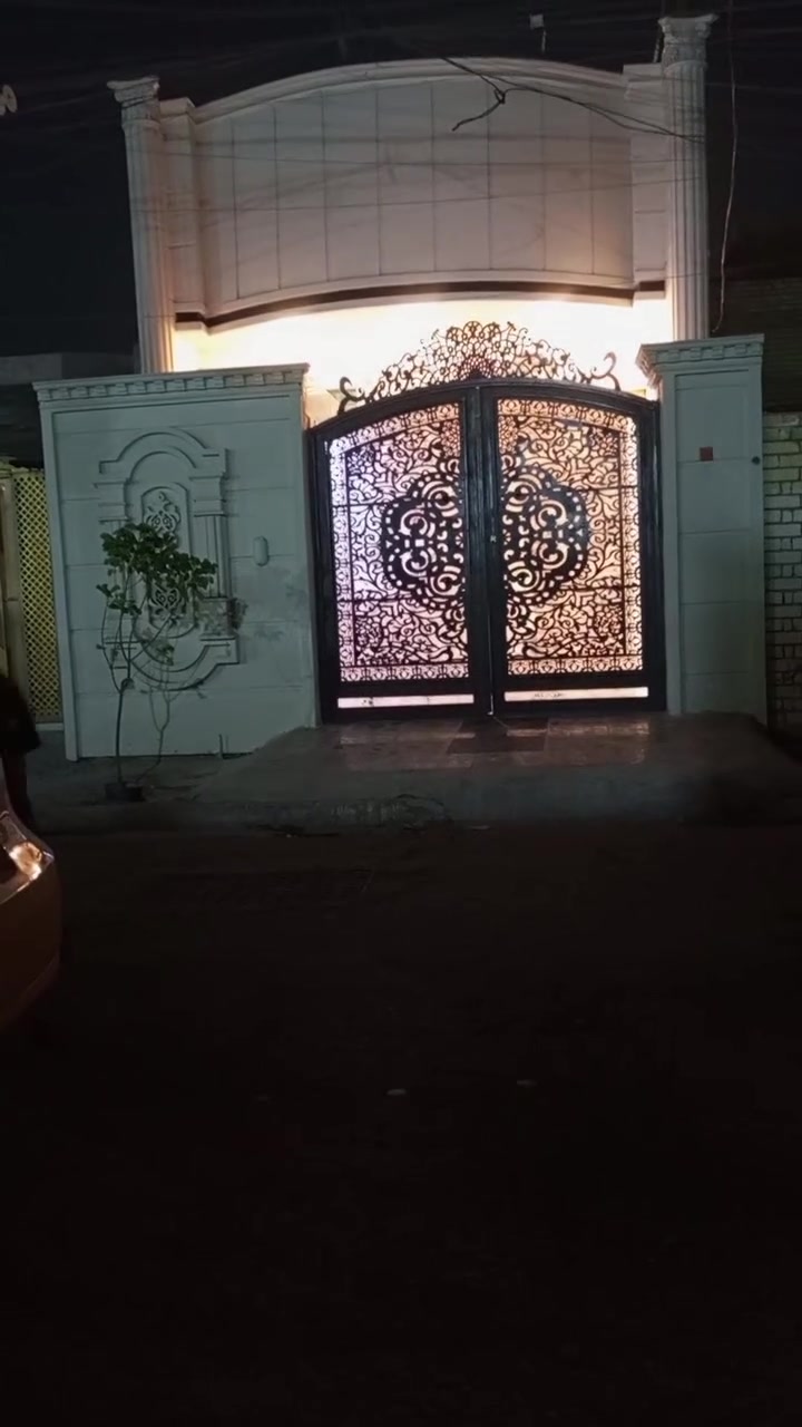 اللهم صل على محمد وال محمد بيت للبيع في حي السفير طابو صرف زراعي سنه 25 البيت به سند البيت بنيان 2026 البيت ينباع هو الاثاث مالته كاونتر وتخم زان الاصلي غرفه نوم درجه اولى مراوح منظومه مال كاميرات منظومه مال انترنت سخان زائد تانكي ماي زائد سبالت اثنين زائد مغاسل البيت كله كامل السطح ملبوخ ومطبك اشتايكر البيت سعره140 للاستفسار ***********
