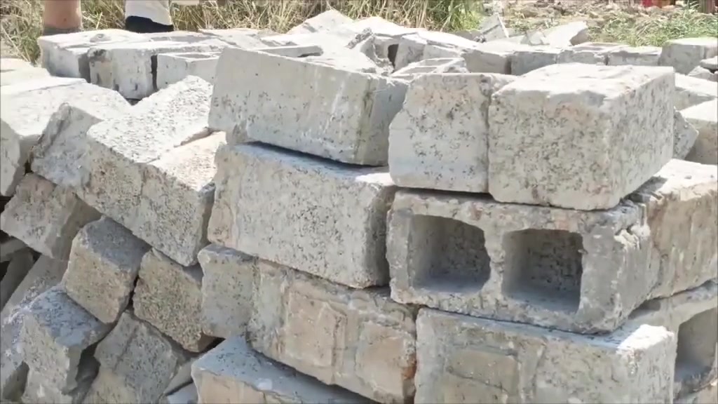 الفين بلوگه ب٦٥٠ عمي بلاش 
الما يشتري لا يكسر بحلال العالم
ماكو هيج سعر بالسوك 
مكاني ب جلبيه على شارع 
***********
