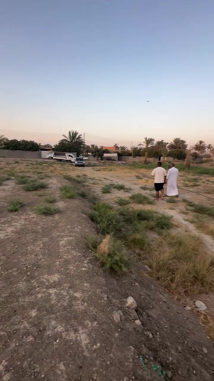 سلام عليكم .دونم طابو ملك صرف للبيع في ابو غريب وره الناحيه مباشرتن دونم حيل مرتب ال واجه مالته ٥٢ الدونم مربع خدمات كامله مي اساله تبليط كهرباء كلشي 
تريد ٦٠٠ متر عادي وذا تريده دونم كامل هم عادي. وطابو ملك صرف ثاني يوم افتحلك بيان 
السعر خاص 
للتواصل والاستفسار 
***********
