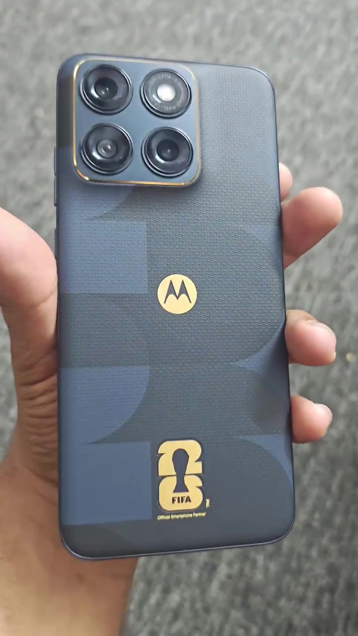 السلام عليكم احبتي
جهاز موتريلا ايدج 70 فيوجن  ( جديد ) فقط كارتونه مفتوحه 

🔥 Motorola Edge 70 Fusion | موتورولا إيدج 70 فيوجن 🔥

📱 جهاز يجمع بين الأناقة والأداء والبطارية القوية، من شركة موتورولا العريقة 💯

✨ التصميم والشاشة
شاشة Extreme AMOLED بحجم 6.78 إنش، بدقة Super HD ومعدل تحديث يصل إلى 144Hz، حتى تحصل على سلاسة عالية بالألعاب والتصفح 🎮

⚡ الأداء
معالج Snapdragon 7s Gen 4، مناسب للاستخدام اليومي والألعاب وتعدد المهام، مع خيارات ذاكرة RAM تصل إلى 12GB + 12GB

🔋 البطارية والشحن
بطارية ضخمة بسعة تصل إلى 5200mAh ، مع شحن سريع TurboPower بقوة 68W 🔥

📸 الكاميرات
📷 كاميرا خلفية رئيسية 50MP مع مثبت بصري OIS.
📷 كاميرا واسعة 13MP.
🤳 كاميرا أمامية 32MP.
🎥 تصوير فيديو بدقة تصل إلى 4K حسب الإصدار.

💦 الحماية
مقاومة للماء والغبار بتصنيف IP68/IP69 حسب النسخة، مع حماية إضافية وفق مواصفات الجهاز.

🔊 الصوت
سماعات ستيريو مزدوجة مع دعم Dolby Atmos لتجربة صوتية ممتعة.

🚀 مميزات إضافية
✅ نظام Android 16.
✅ بصمة داخل الشاشة.
✅ دعم 5G.
✅ تصميم أنيق وخفيف نسبيًا حسب سعة البطارية.
✅ شاشة مناسبة للألعاب والمحتوى.

العنوان بغداد السعر 500 الف 
***********
