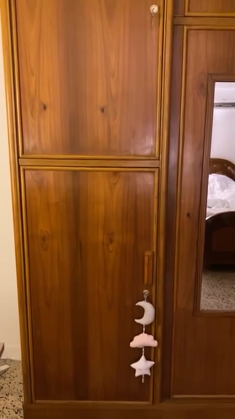 اسرى ثنين مع كنتور كبير من داخل  للخزن مناسبه جداً والخشب قوي جداً ونضيفه مثل ما موضح بصوره 
كل سرير واحد سعره 200 الف 
 مع كومدي في الوسط 
وكنتور 400 الف نضيف جداً وقوي الخشب مالته 
للتواصل ***********
