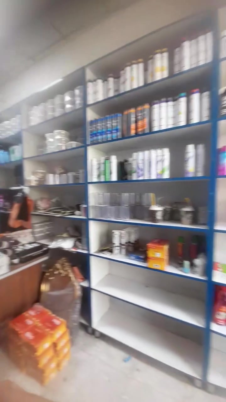 السلام عليكم عدي رفوف للبيع ١١ رف ١ قياسه العرض متر طول الرف ٤٠ سانتيم  والارتفاع ٣ متر و١٠ البقيه عرض ١٢٠ وطول ٤٠ والارتفاع ٣متر وزويه عدد ٢ طول الرف ٤٠ والارتفاع الكلي ٣متر تفاصيل ثانيه تواصل    ***********.
