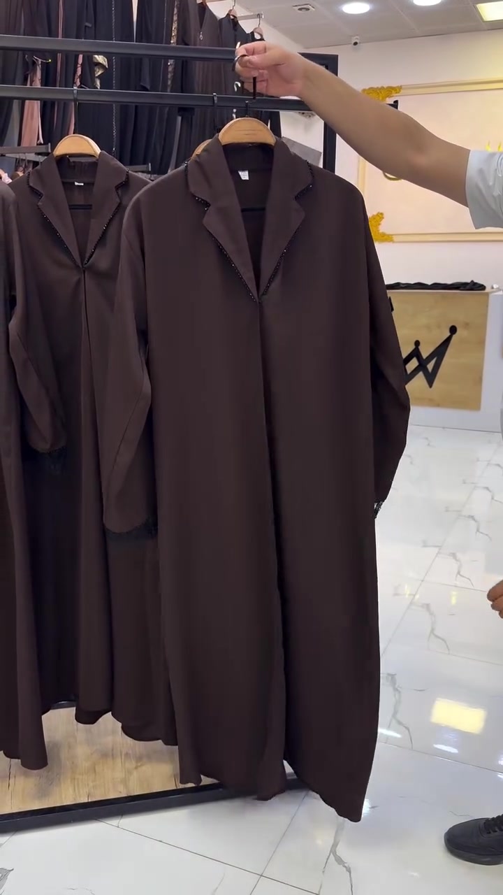 قمة الاناقة والجمال والرُقي هاي العباية 😍
عباية تطريز يدوي 🤎🥹
قماش انترنيت كويتي 
قياسات 52_54_56_58
للحجز اخذ صوره للموديل ومراسله على الخاص او واتساب ***********
يوجد خدمه توصيل لكافه محافظات العراق 🇮🇶
