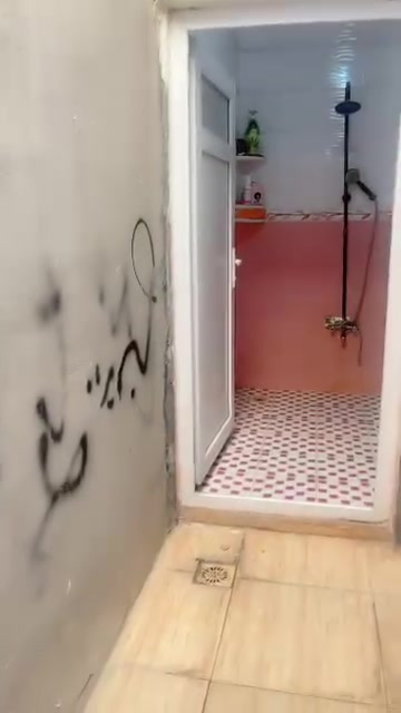 بيت للبيع مساحه 100متر البيت يحتوي على  غرفه نوم وهول وغرفه ضيوف حمام او بيتونه فوك مطبخ او تواليت خارجي عنوان بنج علي خلف محطه كهرباء السعر 38) خاص او تصل***********
