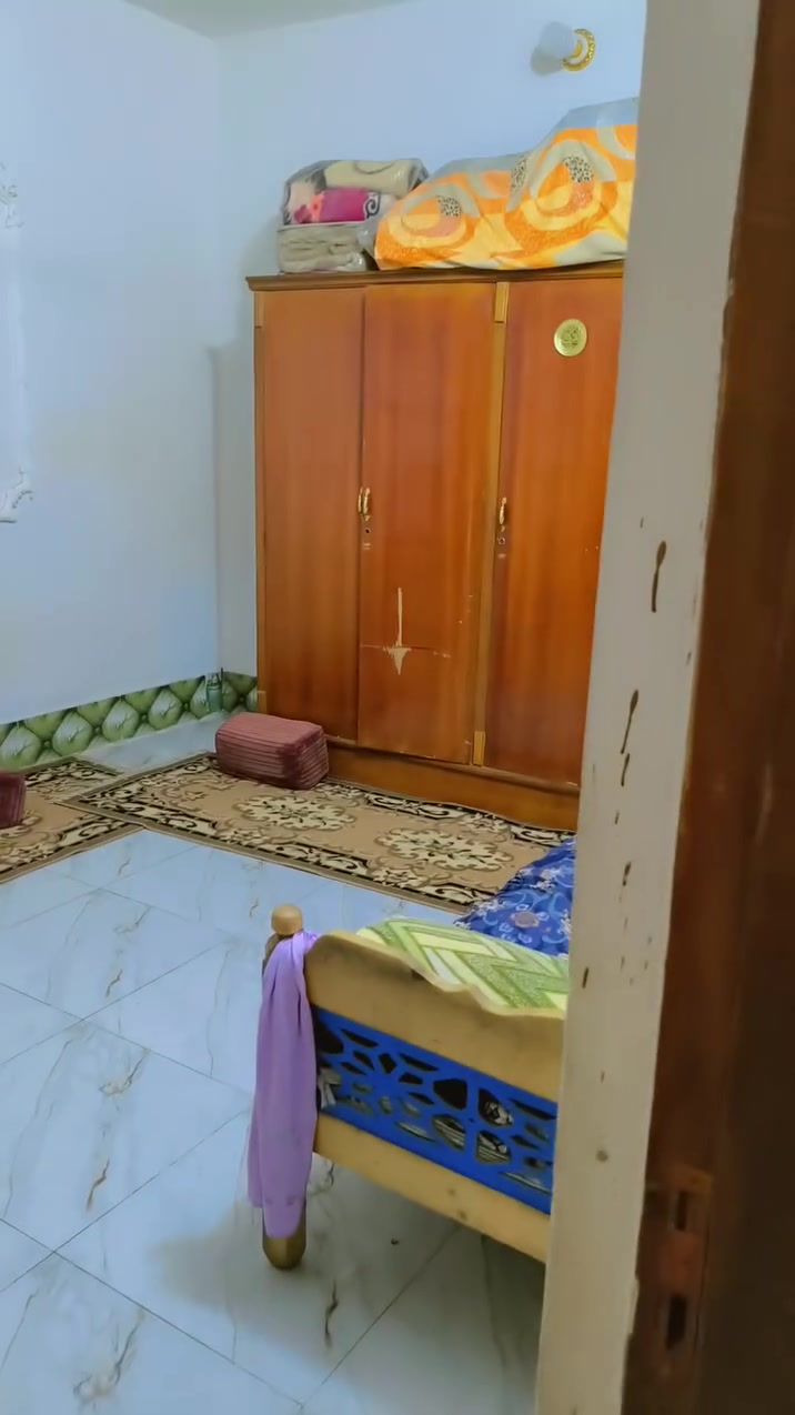 السلام عليكم بيت للبيع حي الأمين الثانية بدايته وره سنتر لؤلؤه وجه البيت على حي الأمين الاولى ع شارع الرئيسي مساحة 150 مربع وجه10 ونزال15 بيت بناء جديد سنة 2023 كونكريت يتكون استقبال وغرف نوم 2 وصالة ومطبخ 
وطابق ثاني صالة وغرفة عوزها بس سقف 
للاستفسار الاتصال على الرقم 
***********
