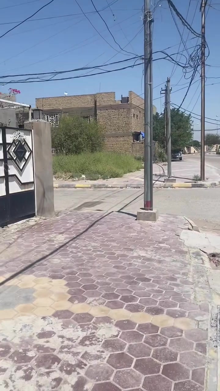 بيت ركن باب الحارة طابو صرف موقع مميز على شارع تجاري مقابيل المنتزه مساحة 112 مترا الوجهه8 ونزال 14 يحتوي على استقبال4x6 ومطبخ3x4 وكراج3x10 وحديقه 3x4.الاتصال ***********
