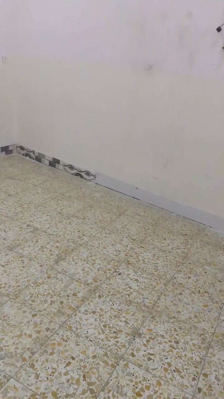 بيت للايجار مساحه 160متر طابق كامل يتكون من غرفتين وصاله ومطبخ وحمامين ومناور اثنين منطقة الألف خلف شارع اربعين ***********.
