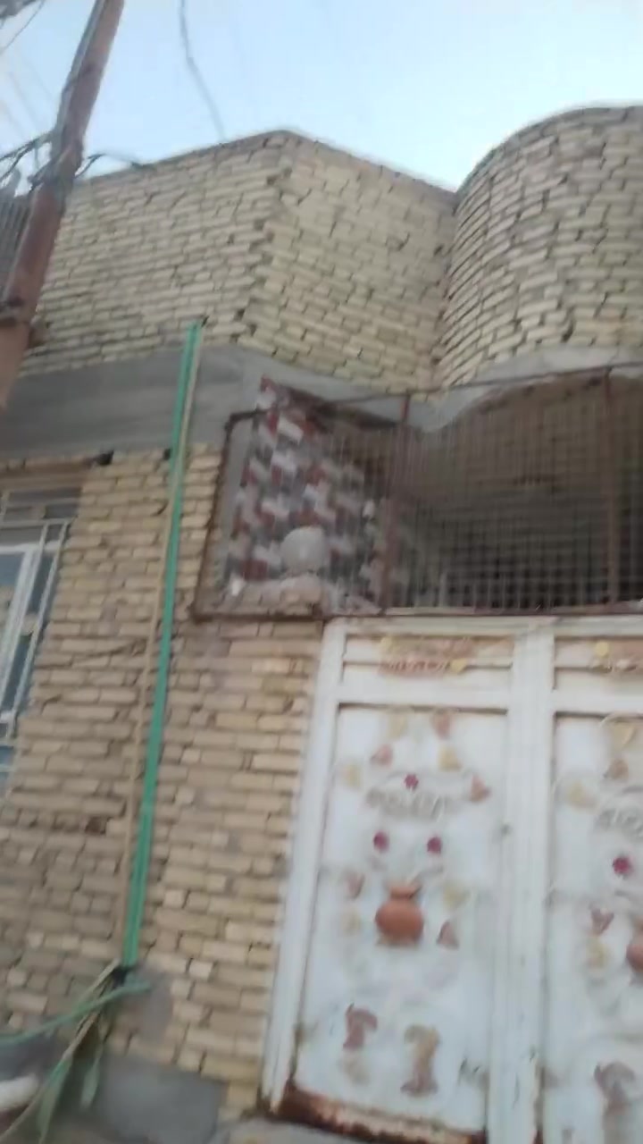 ياالله بيت مع ثلاث محلات للبيع كما مثبت بالفديو  للتصحيح البيت مساحه ١٣٨ متبث بالطابوواقع حال ٢٠٠ متر تقريبا يحتوي على غرفه وصاله وديوانيه مع حمام داخلي وخارجي وغرفه بالطابق الثاني مع الصحيان اليستغله يگدر يبني شقتين في الطابق الثاني لكبر المساحه للاستفسار على هذا الرقم *********** بي وات ساب
