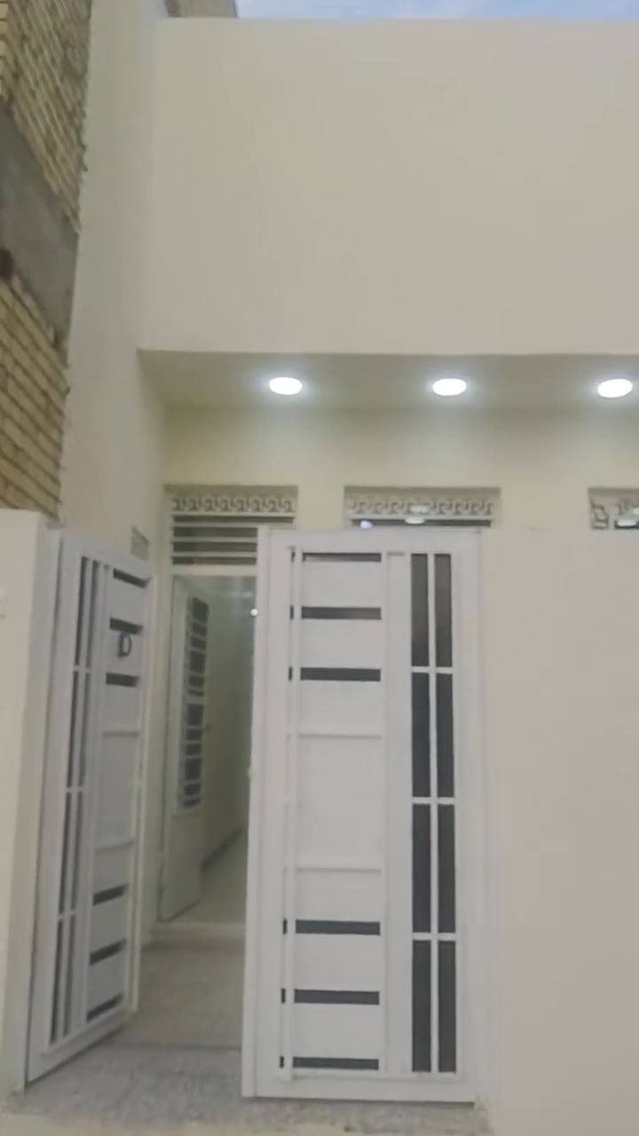 بيت للجار100متربزراعي بيت بنية طابق ونص غرفتين نوم صحيات فوك وجوه وصحيات خارجيه ومطبخ  حار بارد  البيت مفول هسه طالعين منه العمال اجاره450والاتفاصيل عل الرقم***********
