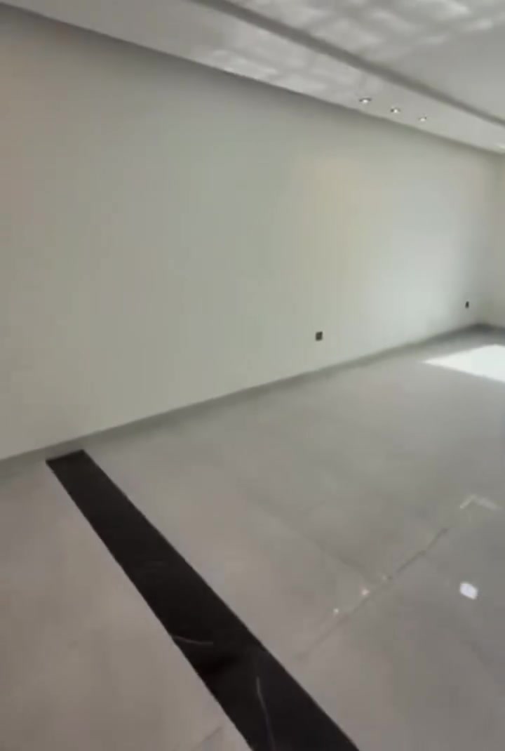 مجمع تيجان السكني – حي العدل

🔥 شقة مميزة للبيع
🏢 العمارة: T11
📍 الطابق: الثامن
📐 المساحة: 176 م²
🛏️ 3 غرف نوم
🛋️ صالة معيشة واسعة
🍳 مطبخ بتصميم عصري
🚿 خدمات وصحيات متكاملة
🌳 مساحات خضراء ومرافق متكاملة
🚗 مواقف سيارات
🛡️ أمان وخدمات متكاملة

💰 سعر المتر: 1,150,000 دينار عراقي
💵 المقدمة: 30,000,000 دينار عراقي فقط

🔥 جدول دفع مرن ومريح:
• 25% عند اكتمال نسبة المجمع 25%
• 25% عند اكتمال نسبة المجمع 50%
• 25% عند اكتمال نسبة المجمع 75%
• 25% عند اكتمال نسبة المجمع 100% وتسليم المفتاح 🔑

📅 موعد التسليم: 10/2029

📞 للحجز والاستفسار:
***********

📍 بغداد – حي العدل – مجمع تيجان السكن
