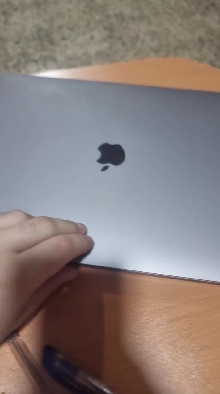 *🔥 للبيع MacBook Pro 15 2018 i9 - نضيف* 🔥
*المواصفات:*
- *المعالج*: Intel Core i9 6-Core 2.9GHz
- *الرام*: 16GB DDR4
- *التخزين*: 256GB SSD سريع
- *كارت الشاشة*: Radeon Pro 560X 4GB منفصل
- *النظام*: macOS Sequoia احدث اصدار
- *الحالة*: 8.5/10 نظيف، بي خدوش استخدام خفيفة فقط
- *البطارية*: 688 دورة، حالتها جيدة 

*الجهاز قوي للمونتاج والبرمجة والتصميم. يشغل Premiere و Final Cut و Xcode بدون مشاكل*

*السعر*: 1,250,000 دينار *قابل للتفاوض البسيط*
*المكان*: هيت - تسليم يد بيد وفحص كامل

للتواصل خاص او واتساب: [***********]

#للبيع #ماكبوك #MacBookPro #لابتوبات_الرمادي #لابتوب_مستعمل #الانبار #مونتاج #برمجة

