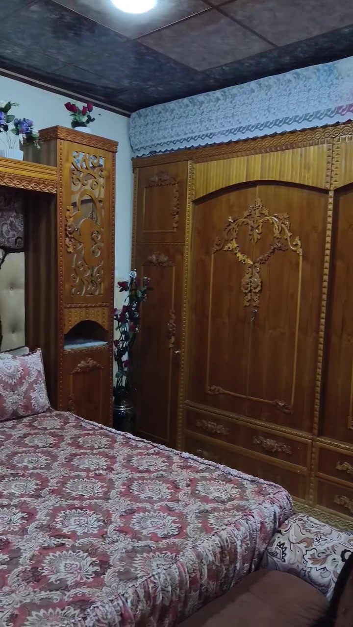 السلام عليكم غرفة اخشاب للبيع 
خشب شرط اصلي ثخين 
لل استفسار عن السعر ***********
