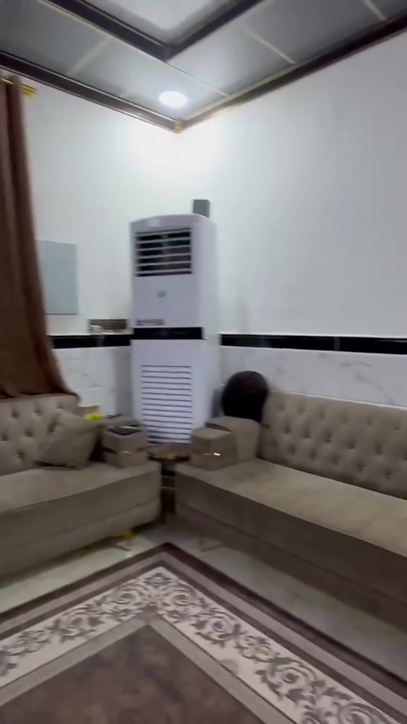 بيت قاطين طابو صرف البيت ابسمنا يتكون قاط الفوك 
غرفه 5 ونص ×5 وبيها حمام داخلي
الغرفه الثانيه 4 ×3ونص
صاله 6 ×4
حمام 🛀 كبير 
القاط الجوه يتكون :
غرفه كبيره 5ونص ×5
غرفه الثانيه 5 ×3
مطبخ 3ونص ×3ونص 
صاله 5ونص في 4
 البيت لا يحتوي على حوش 
مساحه البيت بالطابو 68 واقع حال 80 تقريبا 
واجهه البيت 8 متر 
البناء حديث  البيت لايحتوي علئ حوش الخروج من باب المطبخ 
**ملاحظه* * جانب البيت قطعه تابعه للبلديه يستطيع التقديم عليها وضمها مع البيت

العنوان الزبير : محلة العرب الثانيه. سوك سوادي

قرب مدرسه اسماء او قرب مجمع الرازي سعر ١٥٠ هاذ رقمي ***********
