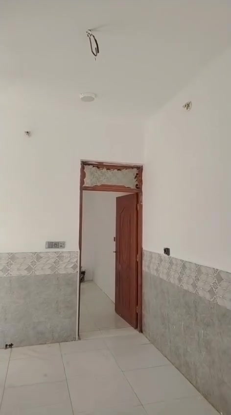 السلام عليكم 
بيت مساحته 50 متر زراعي 
الموقع: 
 مقابيل قرية الغدير قرب مياه العتبة 

قرار محكمة كامل
تفاصيله :  
1_ غرفة 
2_ صالة 
3_ مطبخ 
4_ تخاريج  
 
السعر : 20 مليون وبي مجال بسيط 
 للاستفسار الاتصال على الرقم 
‏‪***********‬‏ 
ملاحظه: متوفر واتساب فقط
