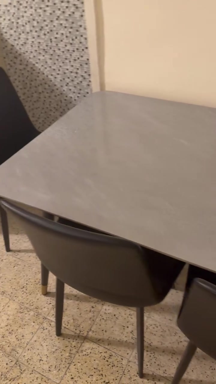 ميز طعام كراسي جلد طاوله سيراميك جديد 200 الف
***********

