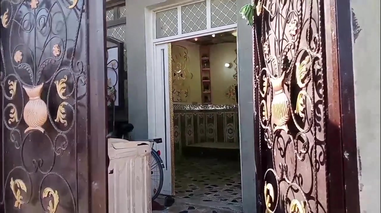 بيت للايجار 100  متر يحتوي على غرفة نوم أو صاله أو مطبخ أو استقبال أو صحيات.  العنوان  كوفه علوة الفحل شارع مخزن الموز خلف الفلل للاستفسار الاتصال واتساب ***********
