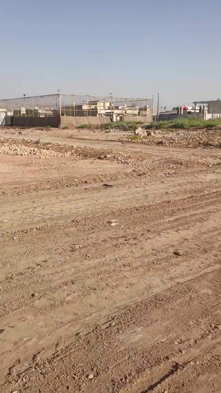 السلام عليكم قطعة ارض للبيع في منطقة بغداد المساحة ١٨٠ الواجهه ١٠ النزال ١٨ القطعة مدفونة وجاهزه ماء +كهرباء قريبه عليه المدرسة الكرفانات مقابيل الملعب 
سعره مناسب الاتصال ع الرقم ***********
