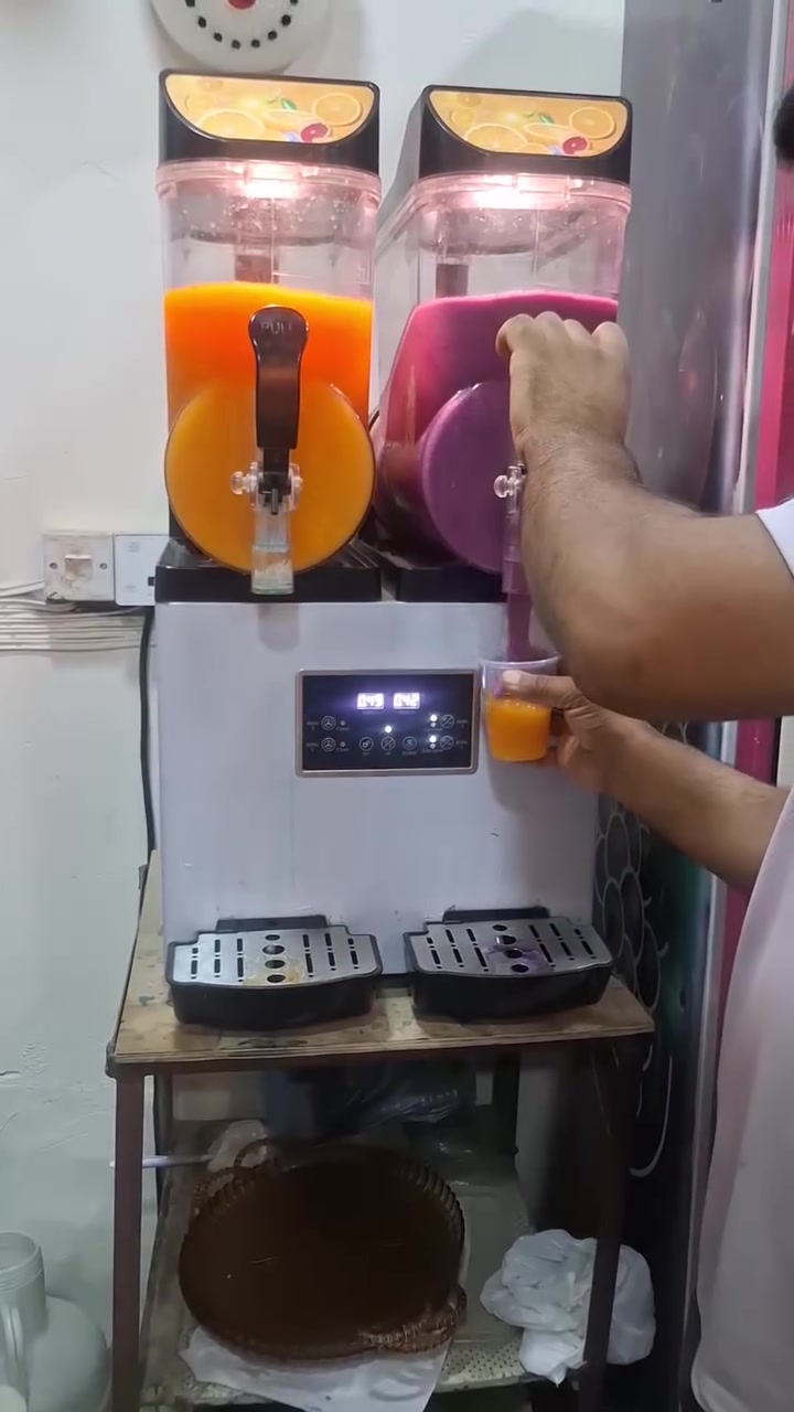 السلام عليكم
مكينة ازبري اخت الجديد استخدام اربع اشهر فقط 
السعر ٨٠٠ وبيهة مجال 
للتواصل ***********
