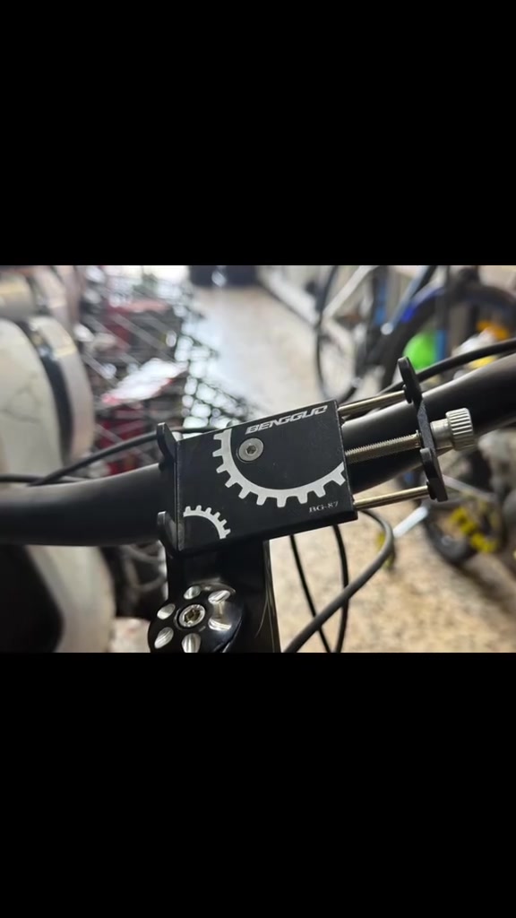 سعر 250 الف مع توصيل مجاني الى كافة انحاء العراق ⸻ 🚵 استعد للمغامرة مع دراجة SRT الجبلية! 💥 إذا كنت تبحث عن القوة، الثبات، والراحة على جميع الطرق، فإن دراجة SRT الجبلية هي الخيار المثالي لعشاق الأداء والاعتمادية. ✅ أهم المواصفات: * مقاس 26 إنش مناسب لمختلف الاستخدامات. * هيكل من الألمنيوم عالي الجودة خفيف الوزن ومتين. * طلاء مقاوم للخدوش والصدأ ليحافظ على مظهر الدراجة لأطول فترة. * نظام سرعات 3×8 (3 أمامية + 8 خلفية) بإجمالي 24 سرعة لتمنحك الأداء المثالي في جميع التضاريس. * مكابح هيدروليكية قوية توفر استجابة سريعة وتحكمًا عاليًا حتى في أصعب الظروف. * دبلات أمامية عالية الكفاءة لأداء سلس وقوي. * إطارات من أجود الأنواع بثبات ممتاز على الطرق الوعرة والمعبدة. * مقابض رياضية مريحة تمنحك تحكمًا أفضل أثناء القيادة. * تصميم هندسي يوفر راحة استثنائية في الرحلات الطويلة والطرق الجبلية. 🎁 هدايا مجانية مع كل دراجة لفترة محدودة. 💯 سواء كنت من محبي المغامرات أو تبحث عن دراجة قوية للاستخدام اليومي، فإن SRT تجمع بين الجودة، الأداء، والمتانة في دراجة واحدة. 📩 راسلنا الآن لمعرفة السعر والتفاصيل، واحجز  دراجتك قبل نفاد الكمية! ***********  #SRT #دراجة_جبلية #24_سرعة #مكابح_هيدروليك #دراجات_هوائية    
