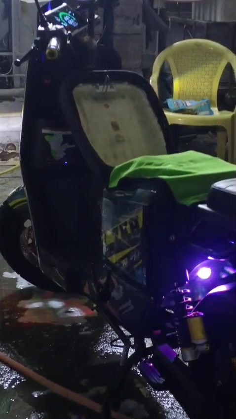 R11جديده صارله يمي شهرين بس محتاج واريد أبيعها سعرها 800 وبيها مجال للطيبين